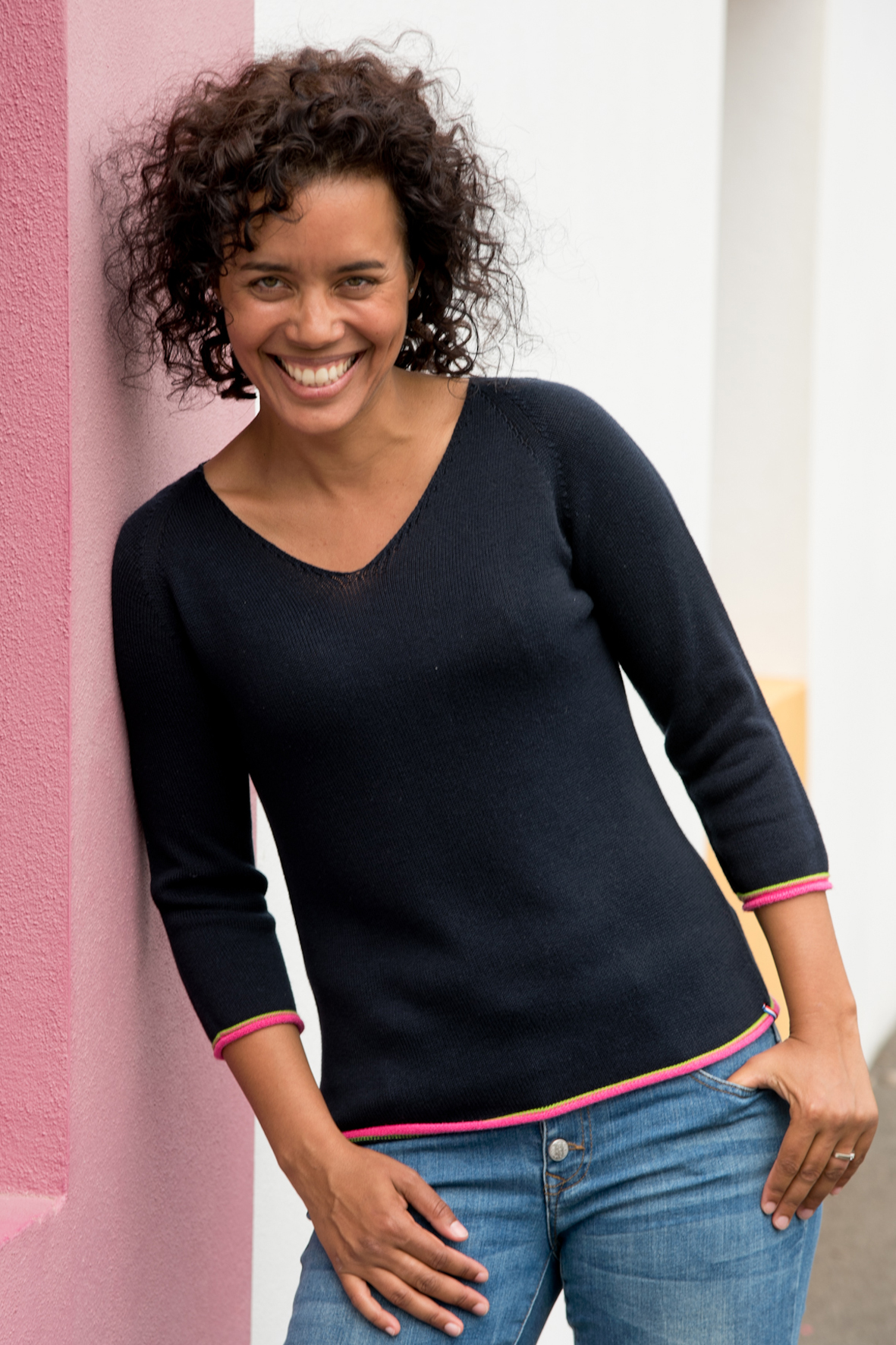 Pull Col V roulotté marine rose et vert